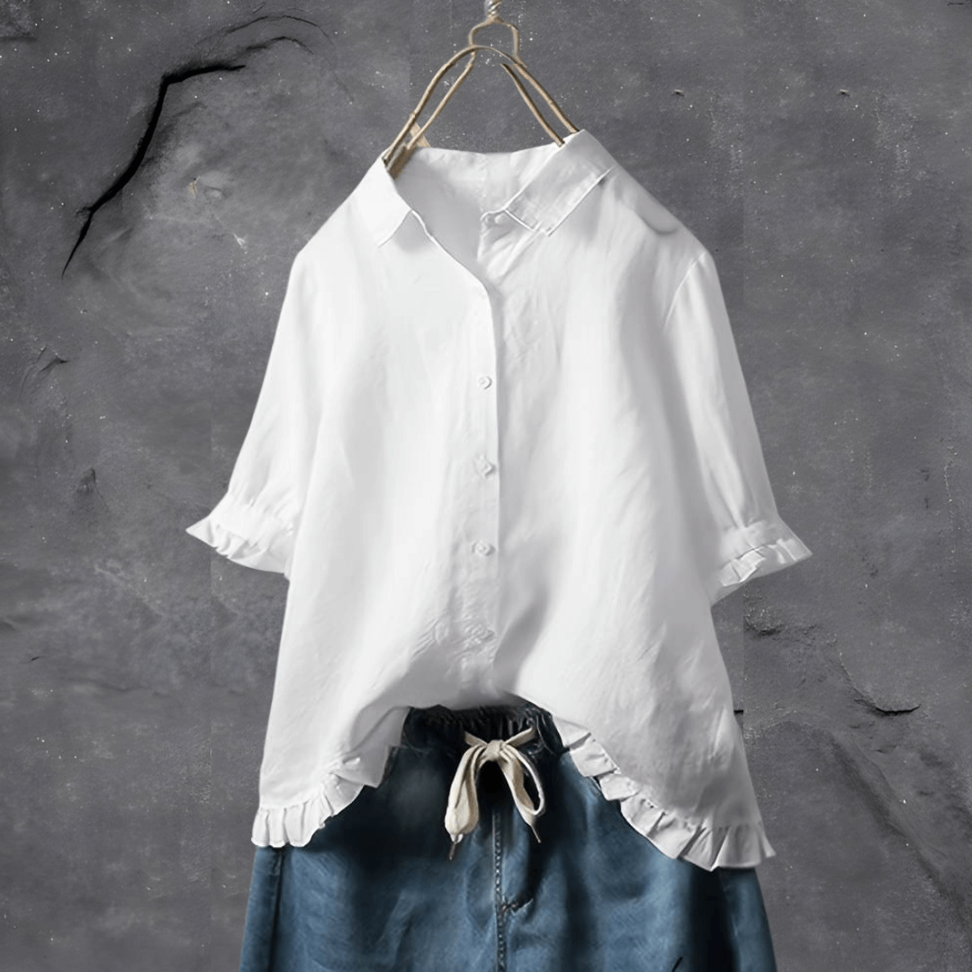 Chemise chic Sophia de Danoir Paris, élégante chemise en tissu léger avec col et boutons, portée dans une tenue sophistiquée.
