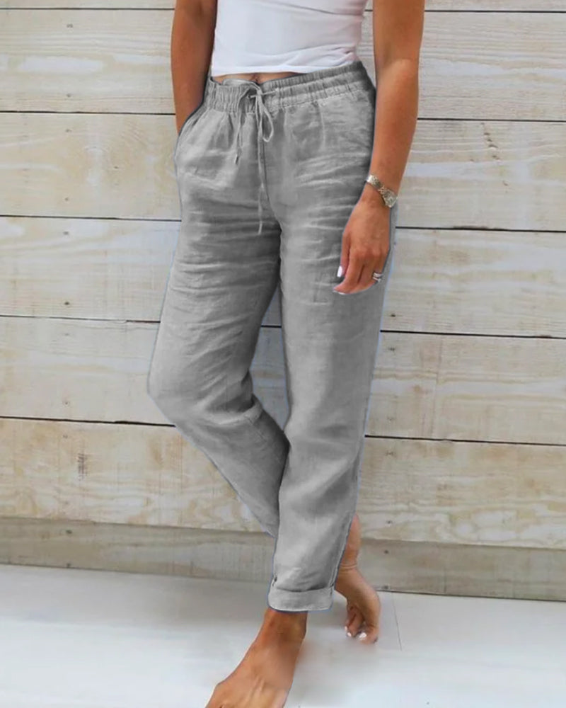 Pantalons confortables et élégants Danoir Paris, coupe fluide et tissu doux, portés avec un haut blanc, style chic décontracté.