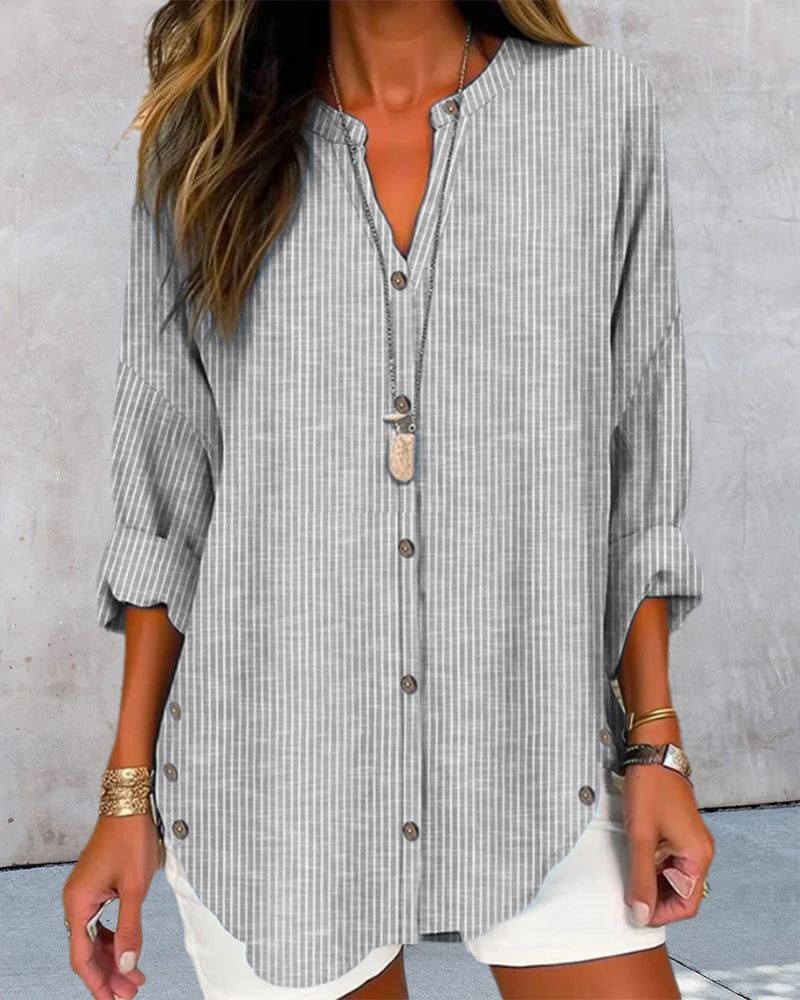 Haut rayé chic Danoir Paris Valerié, manches longues, col en V, tendance élégante, porté avec accessoires.