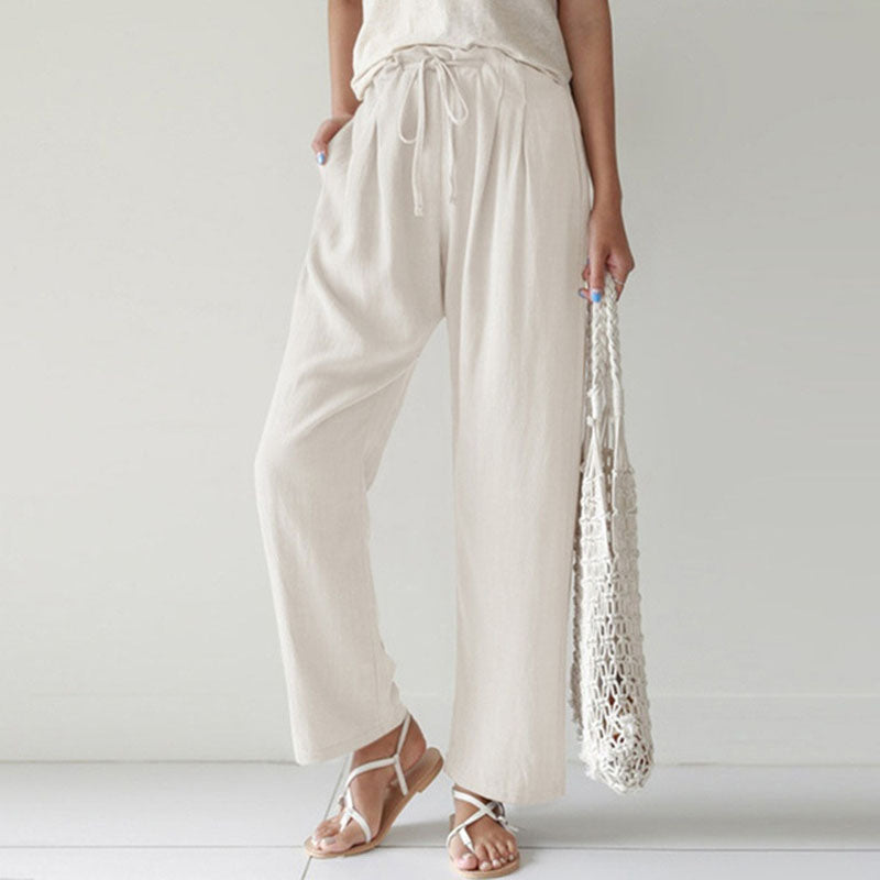 Pantalons relax Danoir Paris Vara avec corde, tissu doux et confortable, porté en mode décontracté.