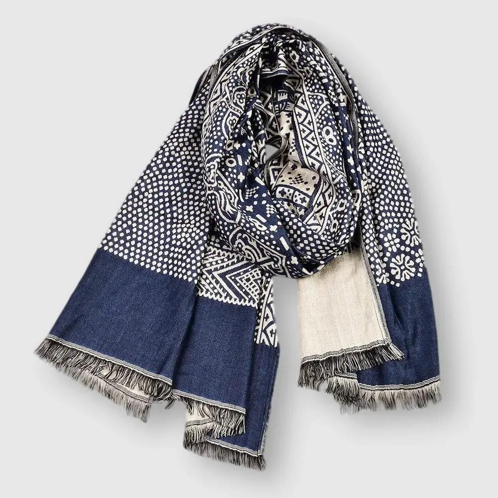 Écharpe en coton à motifs vintage Thibault™ par Danoir Paris, avec design coloré et détails délicats, portée autour du cou.
