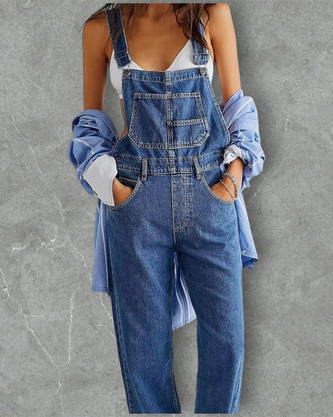 Combinaison en denim urbain Jacqui de Danoir Paris, vêtement bleu avec détails modernes, portée décontractée, vue de face.