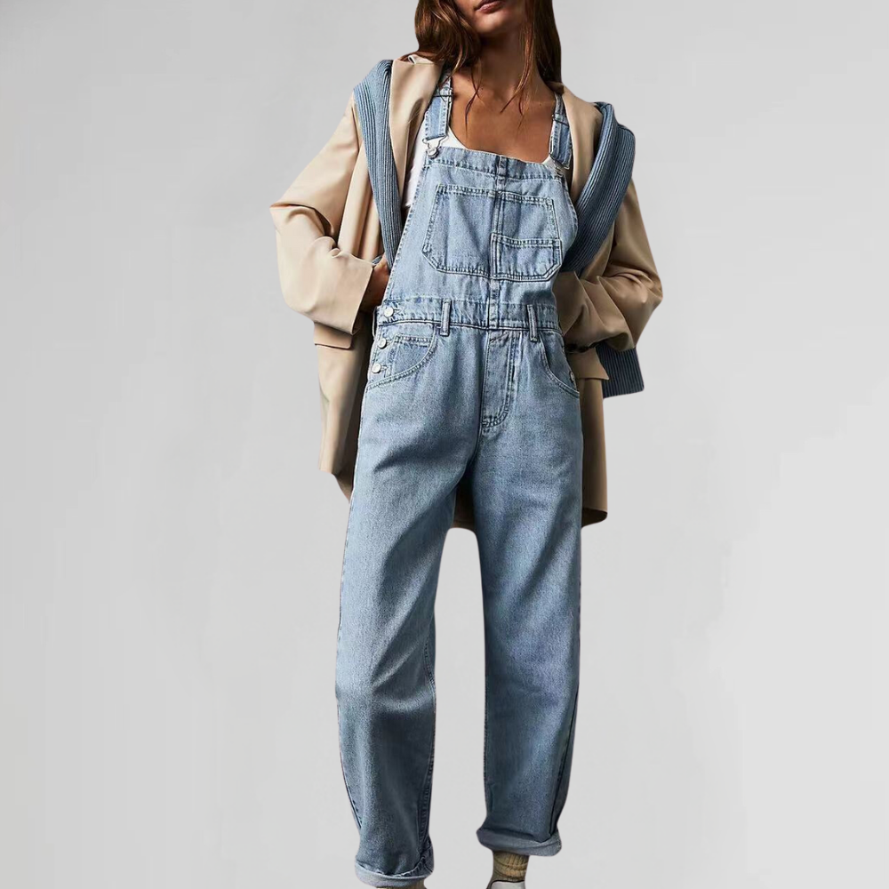 Combinaison en denim urbain Jacqui de Danoir Paris, coloris bleu clair, avec détails modernes et coupe élégante.