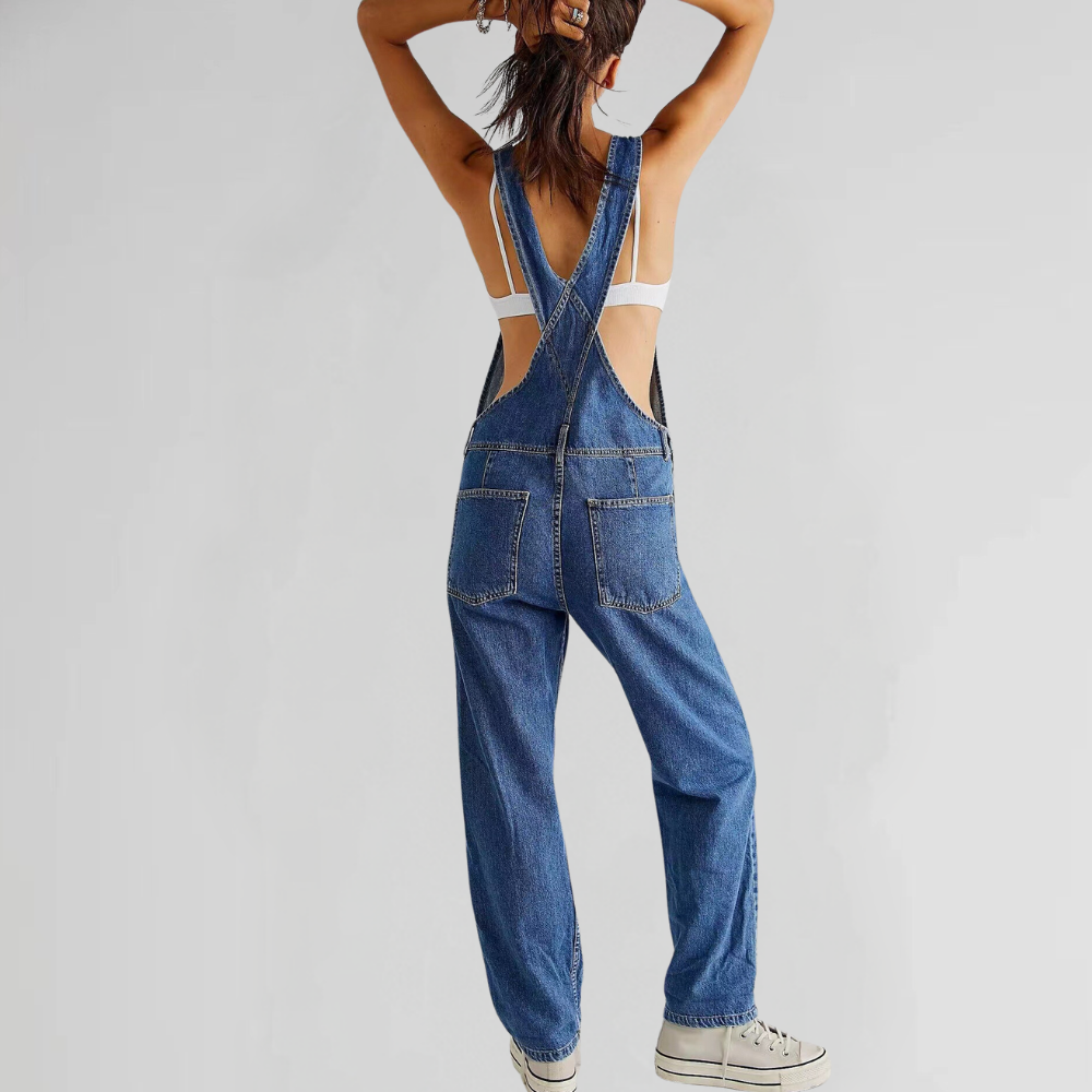 Combinaison en denim urbaine Jacqui de Danoir Paris vue de dos, denim bleu avec détails de couture et coupe tendance.