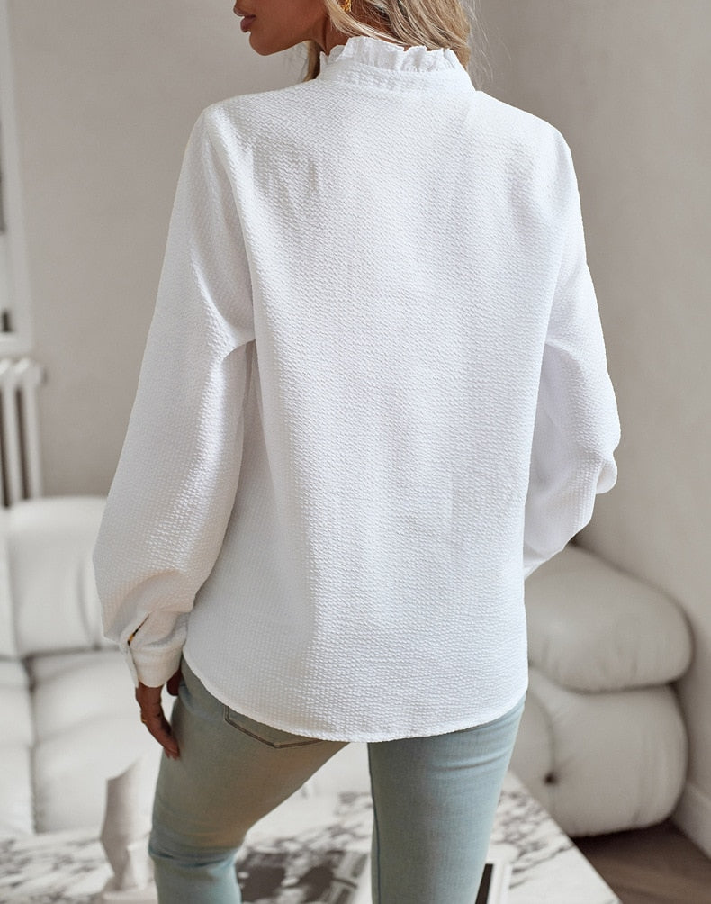 Chemise élégante Alice de Danoir Paris en tissu léger, coupe confortable et style sophistiqué, portée sur un fond neutre.