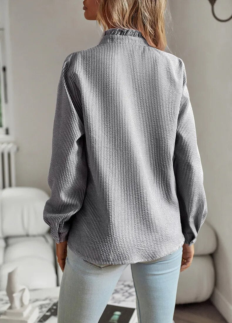 Chemise élégante Danoir Paris Alice, blouse confortable en tissu fluide, avec col classique et manches longues.