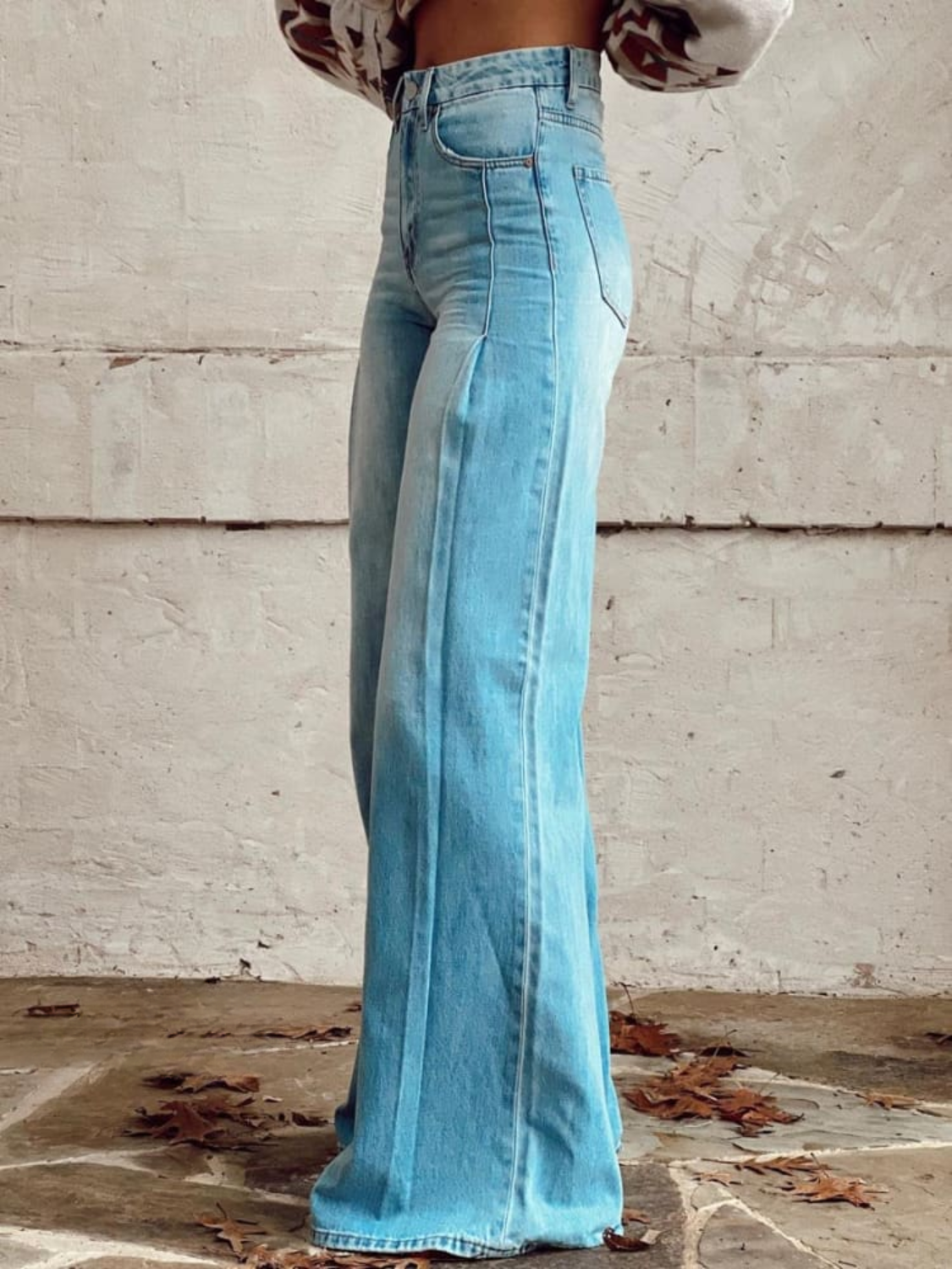 Pantaloni larges élégants Lucia de Danoir Paris, tissu fluide et coupe sophistiquée, vue de face sur fond blanc