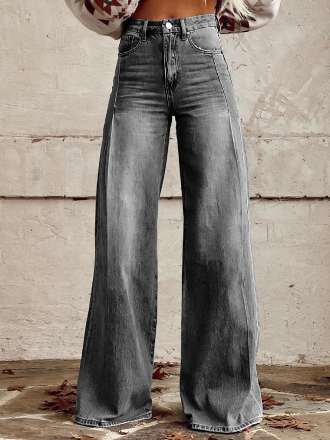 Pantalon large élégant Lucia par Danoir Paris, coupe fluide, tissu léger, couleur neutre, porté avec une blouse blanche.