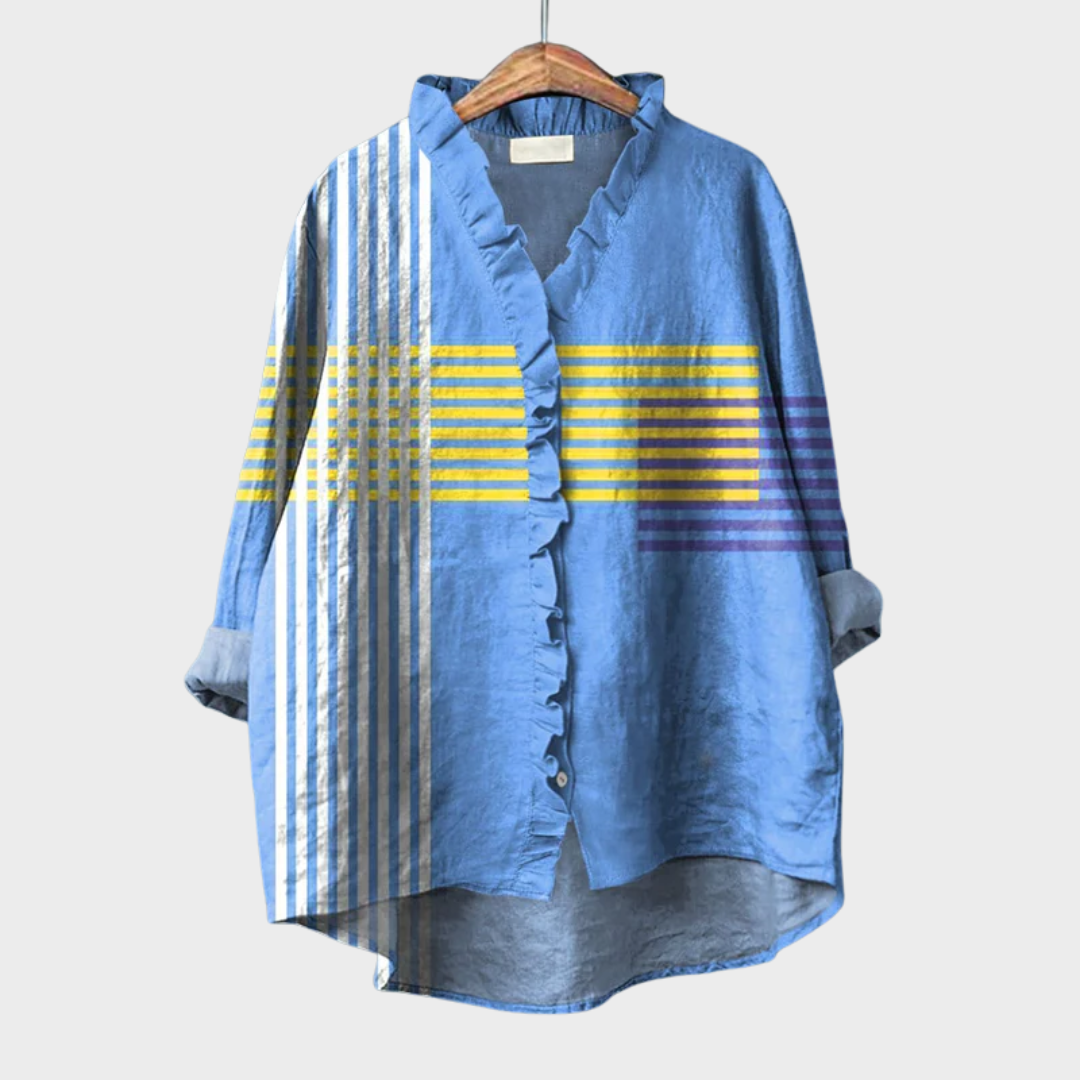 Blouse d'été élégante Tina de Danoir Paris, tissu léger et style chic, portée pour une allure estivale sophistiquée.
