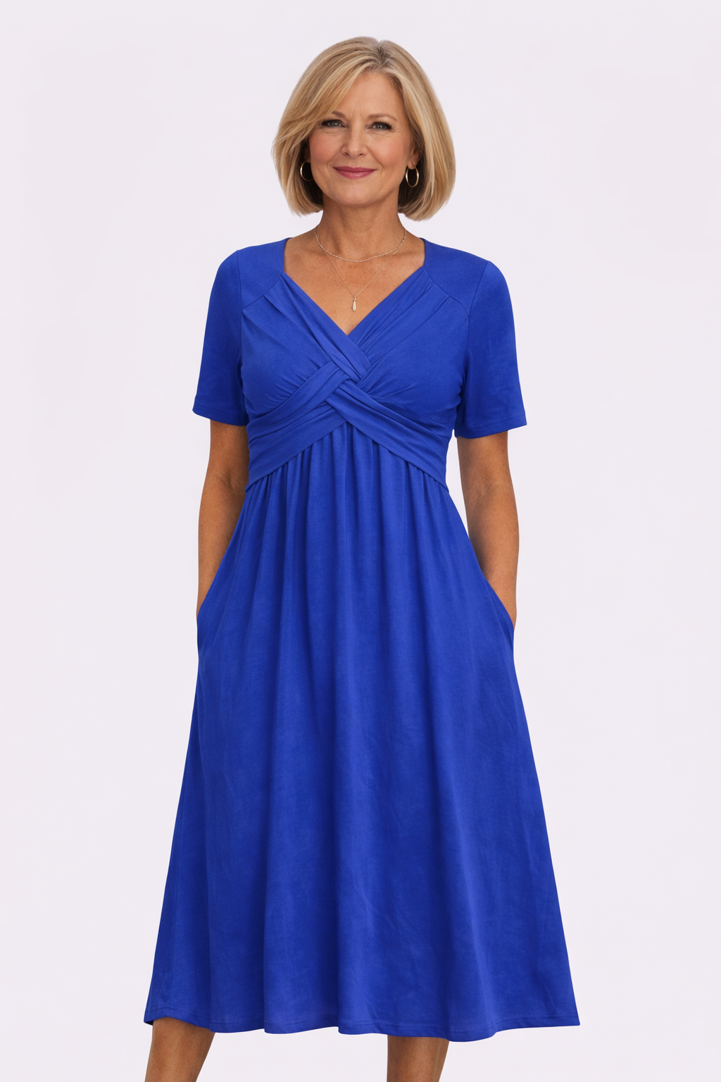 Robe Danoir Paris Amanda flatteuse en bleu, coupe élégante avec détails en tissu fluide et manches courtes.