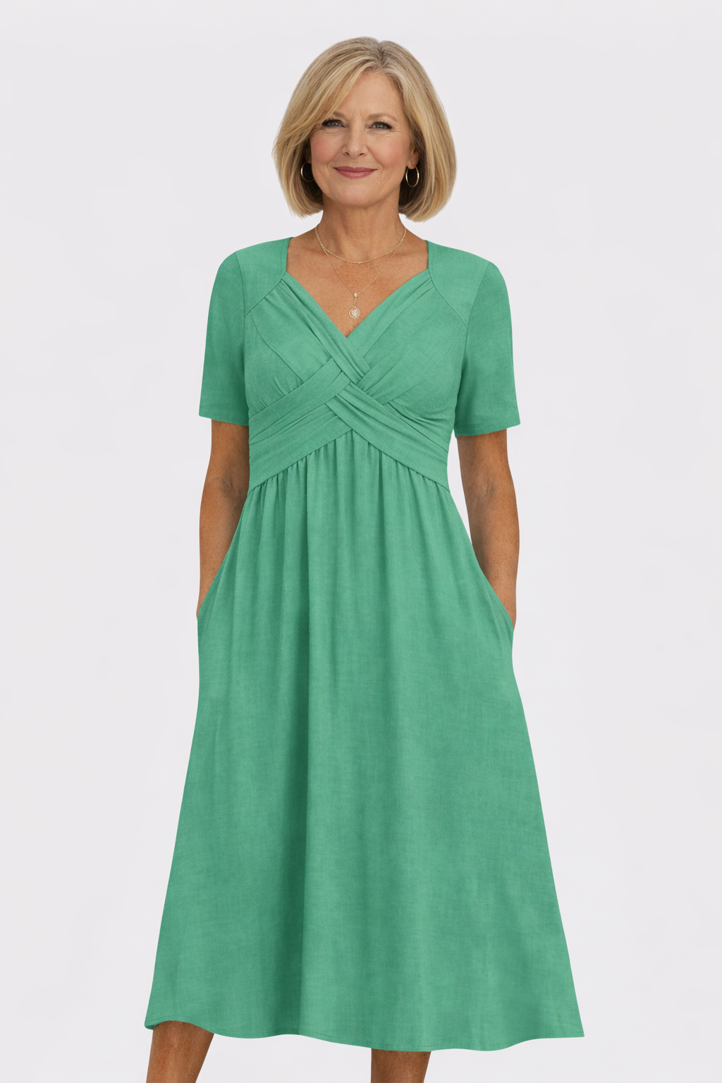 Robe Amanda Danoir Paris, coupe flatteuse, en tissu vert, avec détails élégants, portée sur un mannequin.