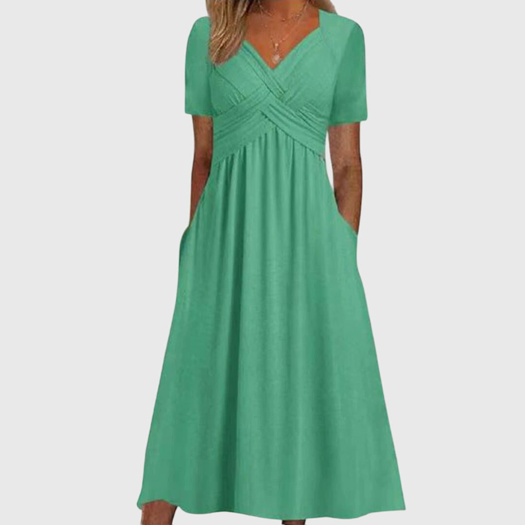 Robe Amanda de Danoir Paris, robe élégante et flatteuse avec coupe ajustée, portée dans une tenue chic et moderne.