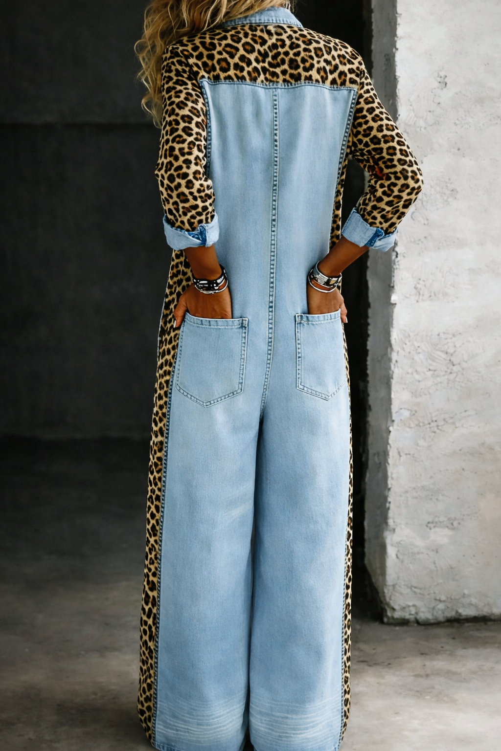 Combinaison courte en denim bleu Amanda de Danoir Paris, style chemise-pantalon, portée décontractée pour femme.