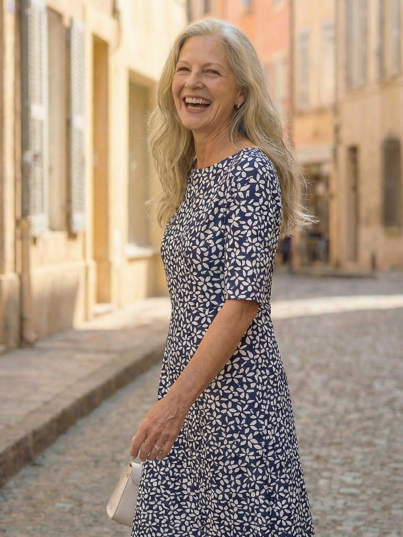Robe Uriah de Danoir Paris avec motif côtier bleu, coupe fluide et élégante pour une allure estivale.