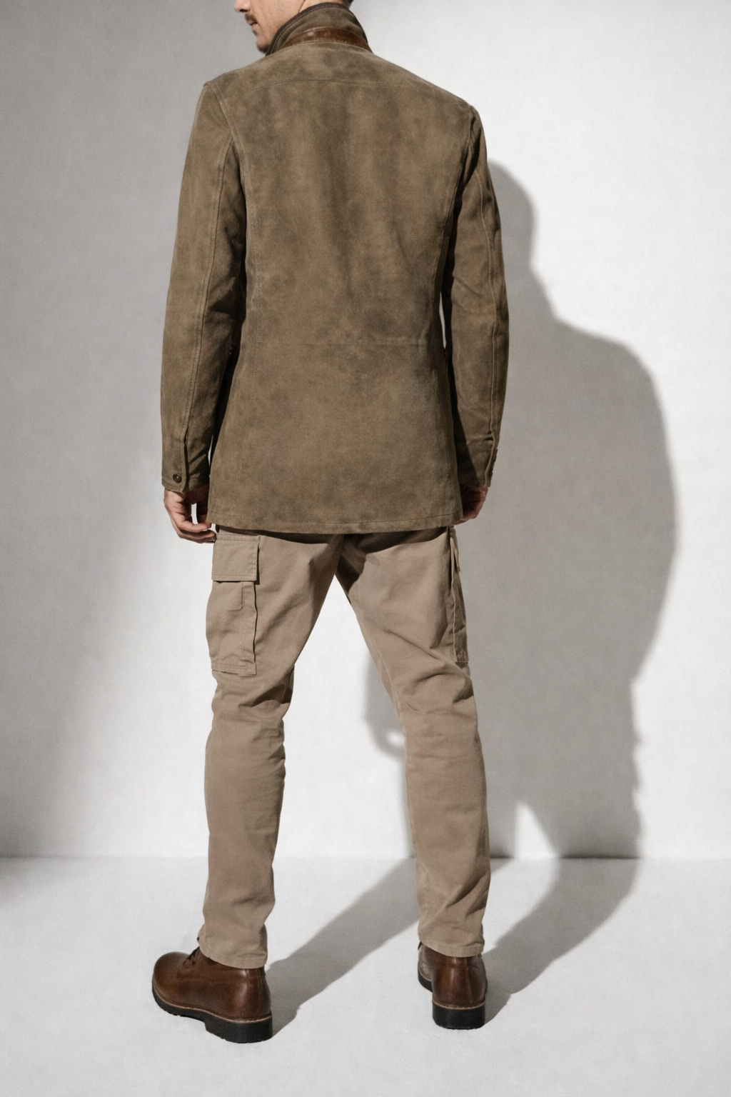 Veste en suédé pour homme Danoir Pairs™ avec détails en cuir, élégance intemporelle, vue de l'arrière.