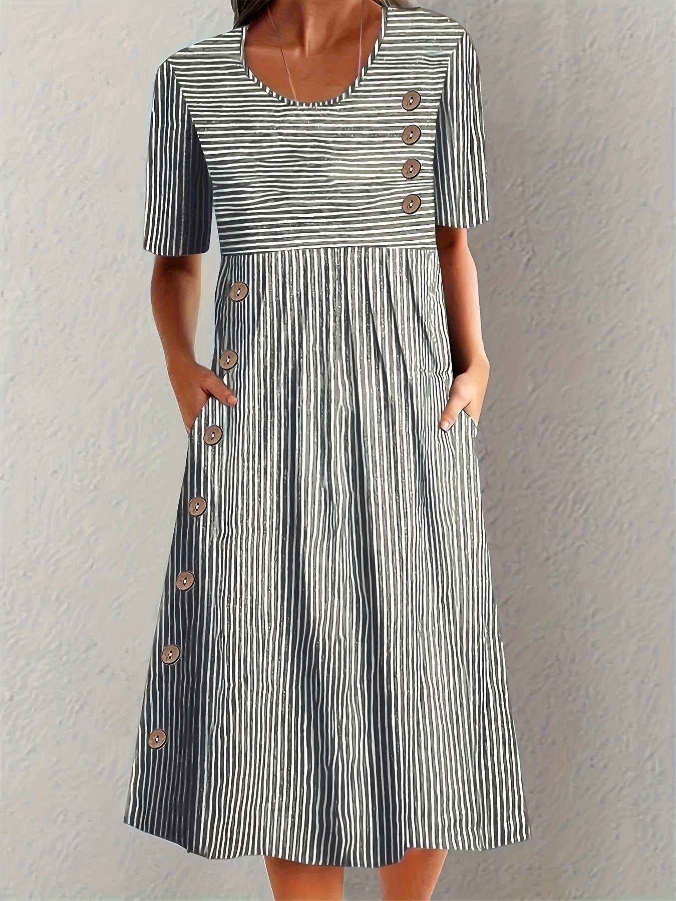 Robe d'été à rayures Sofia™ de Danoir Paris, robe légère avec motifs colorés, portée sur un mannequin.