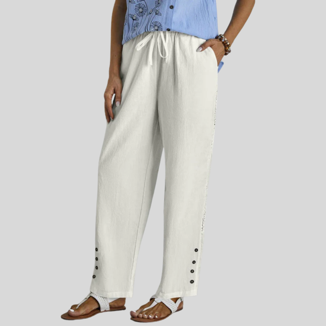 Pantalons relaxés Danoir Paris Shania avec boutons, style décontracté, tissu léger, vue de face sur fond blanc.