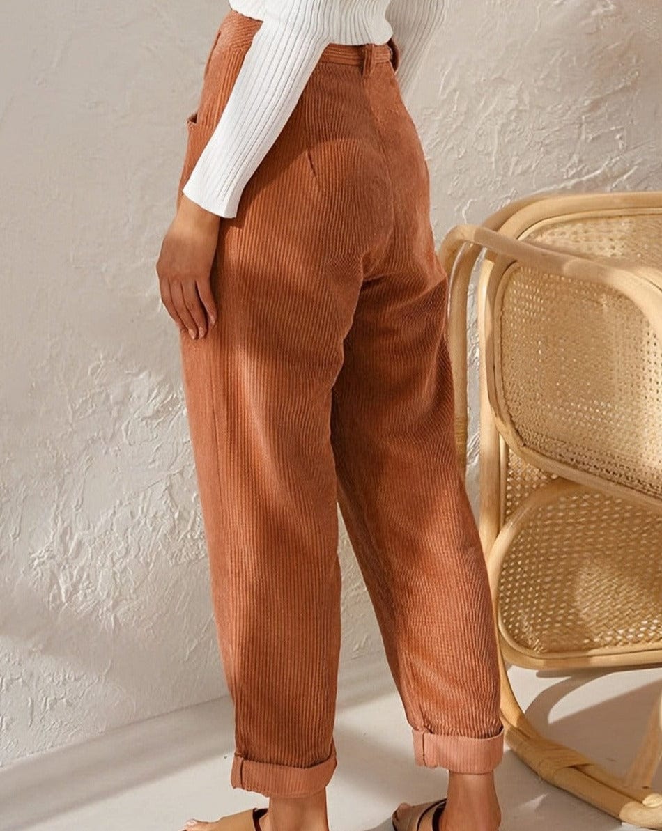 Pantalons casual intemporels Cassidy de Danoir Paris, vue de face, tissu coton confortable, style décontracté.