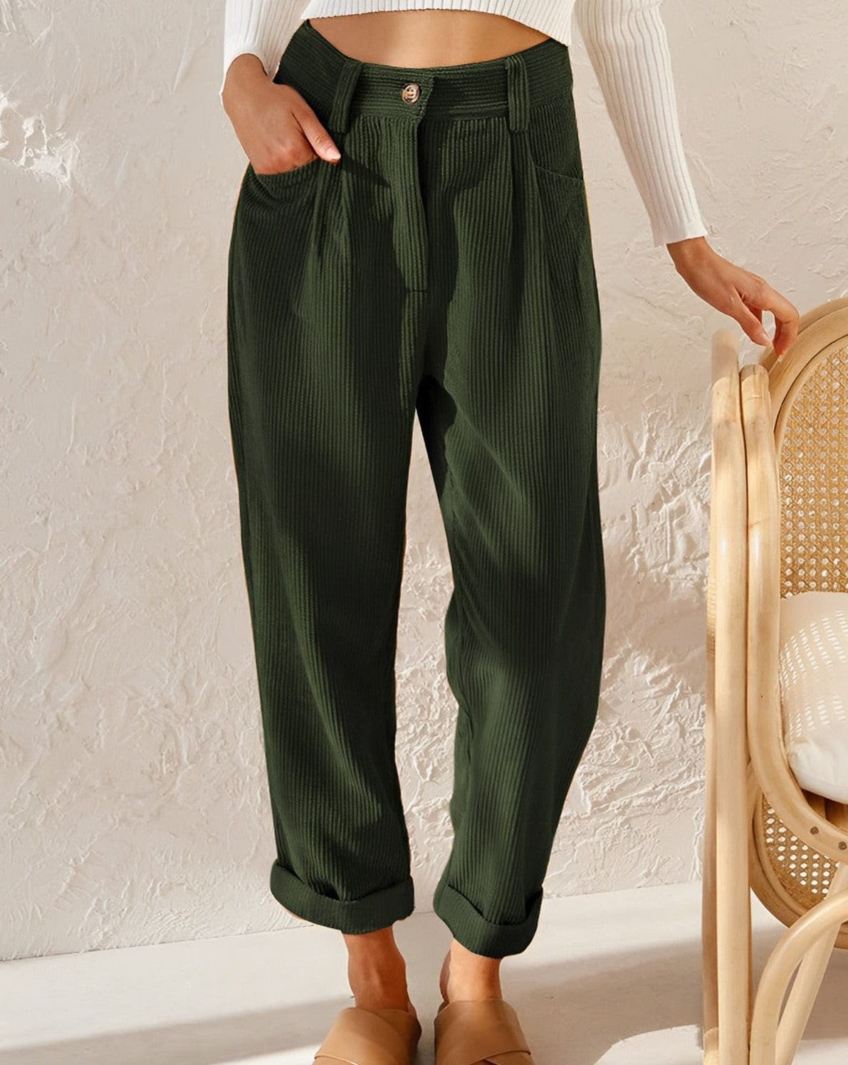 Pantalons casual intemporels Cassidy de Danoir Paris, tissu confortable et coupe élégante, porté par un mannequin.