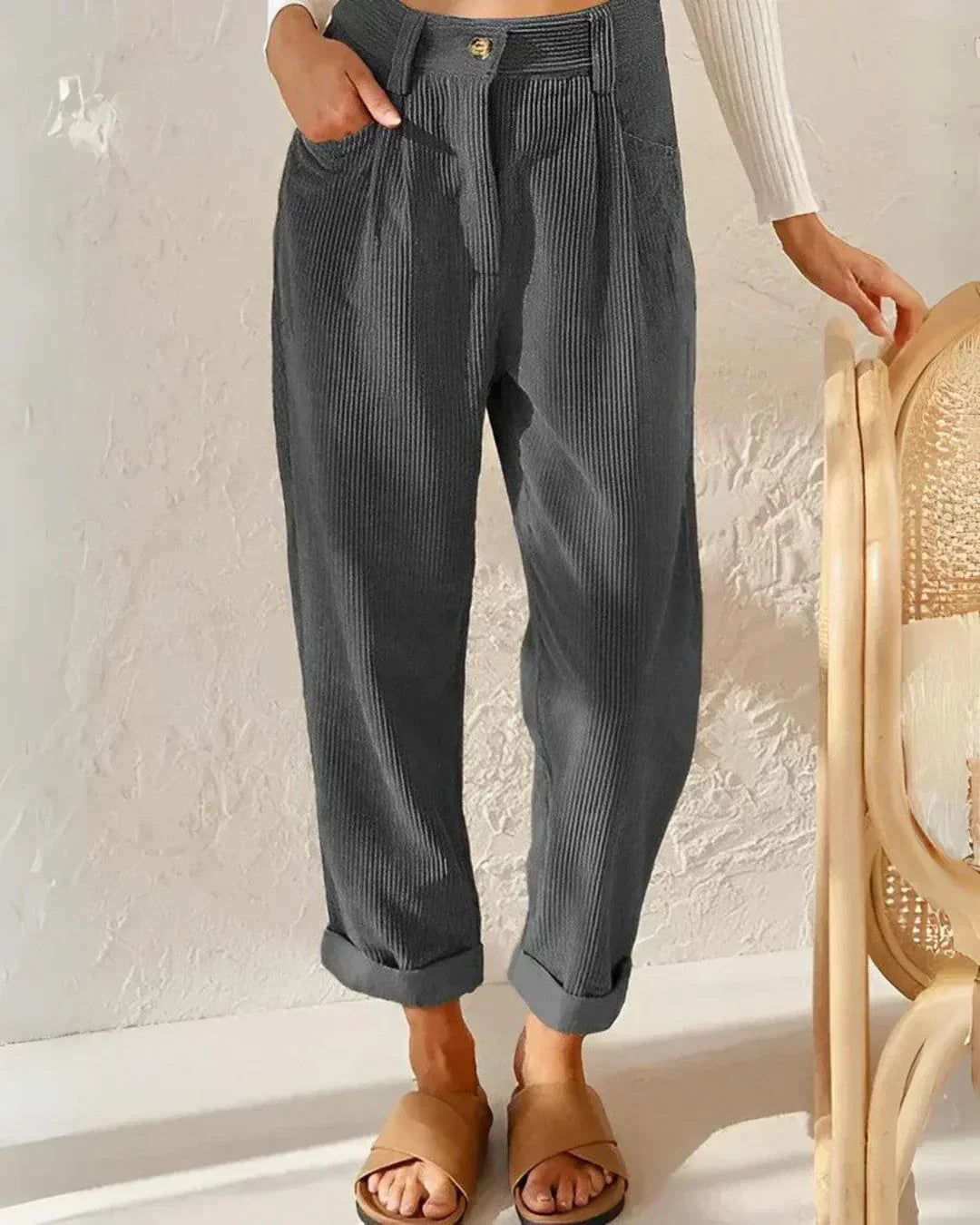Pantalons casual intemporels Cassidy de Danoir Paris, vêtement mode pour femmes, en tissu confortable, vue de face.