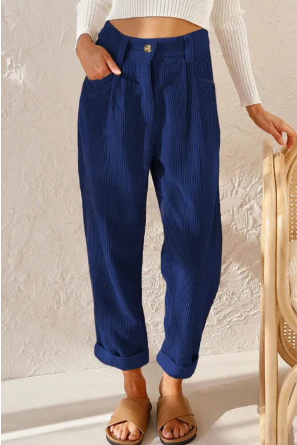 Pantalons décontractés Cassidy de Danoir Paris, style intemporel, en tissu confortable, vue frontale sur le bas.