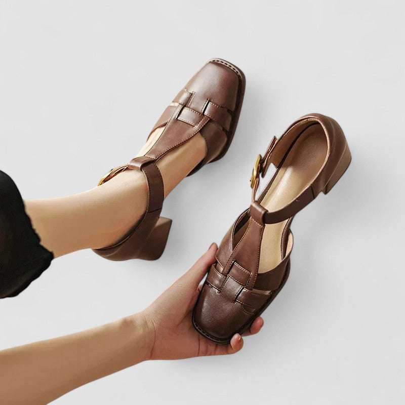 Vêtements pour bébés Victoire™ avec découpes latérales, en brun de Danoir Paris, pour bébé confortable et élégant.