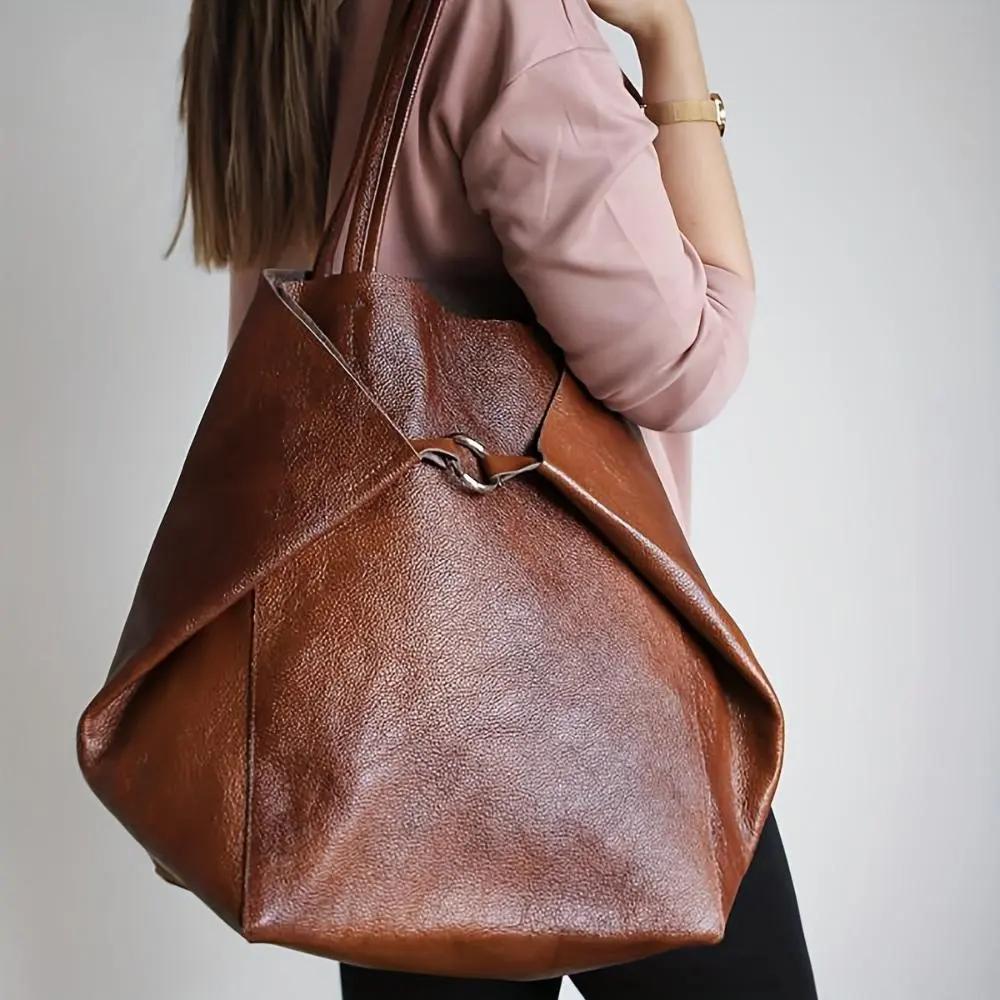 Grand sac à main vintage Renee Danoir Paris, élégant avec design inspiré, en cuir avec poignées et détails classiques.