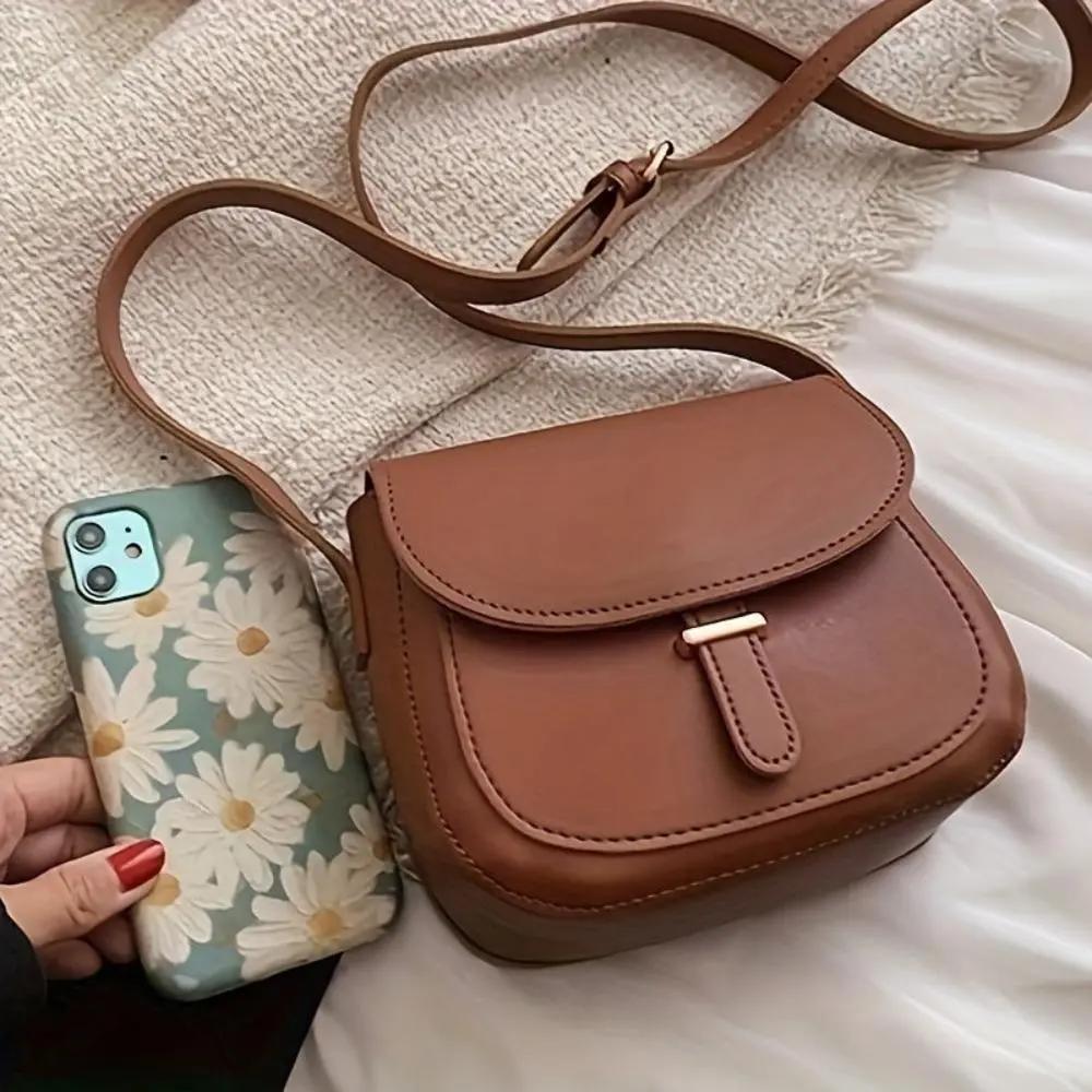 Sacoche de selle vintage Danoir Paris Sophie, accessoire en cuir marron avec fermoir en métal, pour vélo.