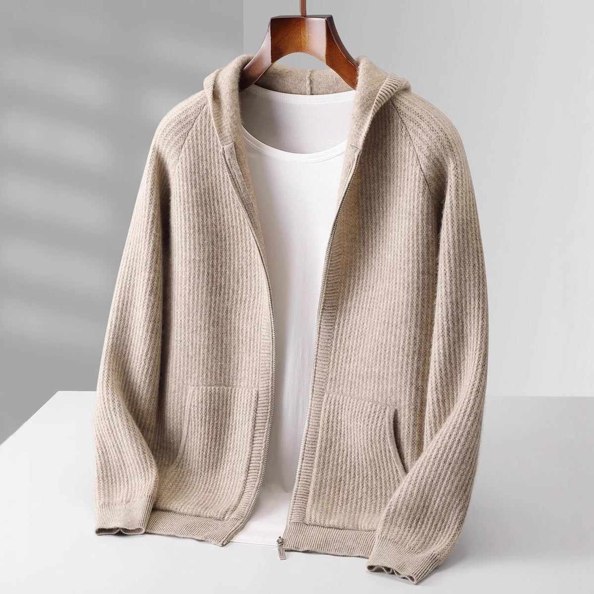 Hoodie en cachemire Danoir Paris Robin en camel, coupe décontractée, tissu doux et luxueux, porté par un mannequin.