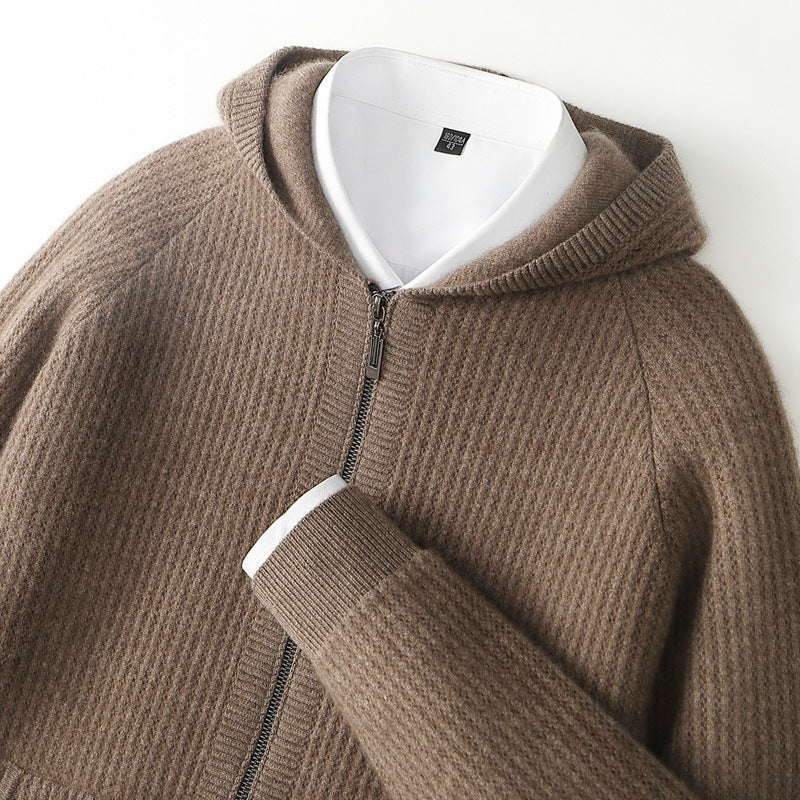 Hoodie en cachemire Danoir Paris Robin en camel, coupe décontractée, texture douce et luxe, porté en plein air.