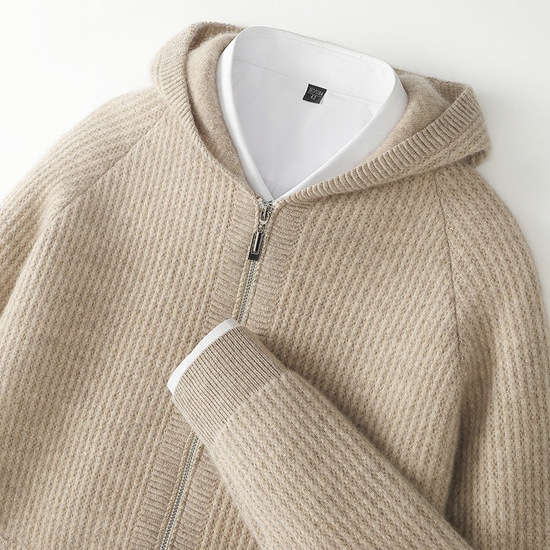 Hoodie en cachemire Danoir Paris Robin en camel, coupe décontractée, tissu luxueux, détail du col et des manches.