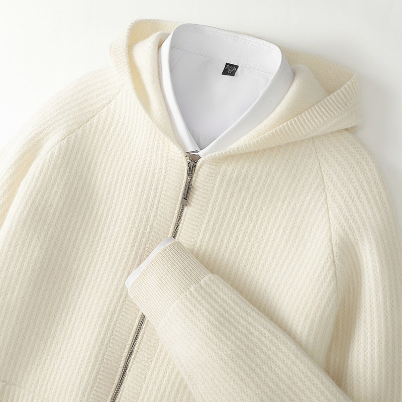 Hoodie en cachemire de luxe Robin de Danoir Paris, couleur camel, porté en taille XS, doux et élégant.