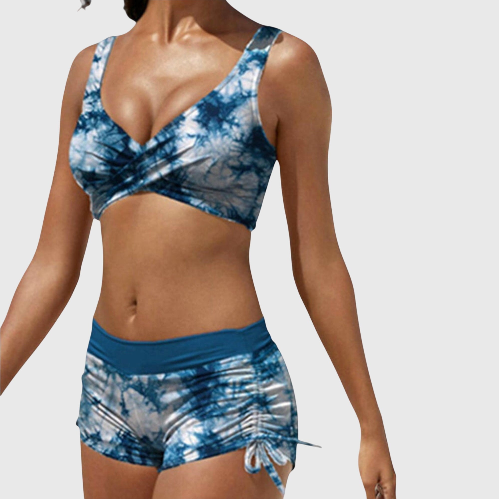 Bikini stylé Anabella de Danoir Paris avec motifs colorés et coupe tendance, porté sur une plage en plein été.