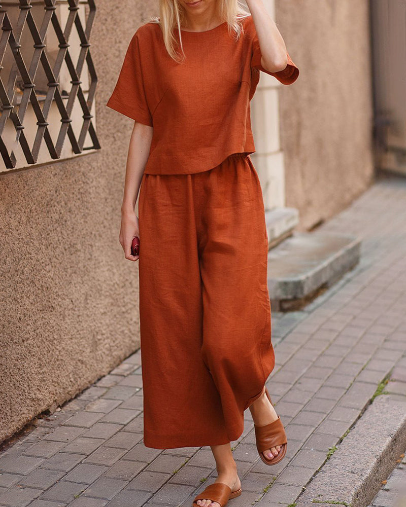 Ensemble lounge deux pièces Lara de Danoir Paris, haut et pantalon confortables en tissu doux, couleur neutre.
