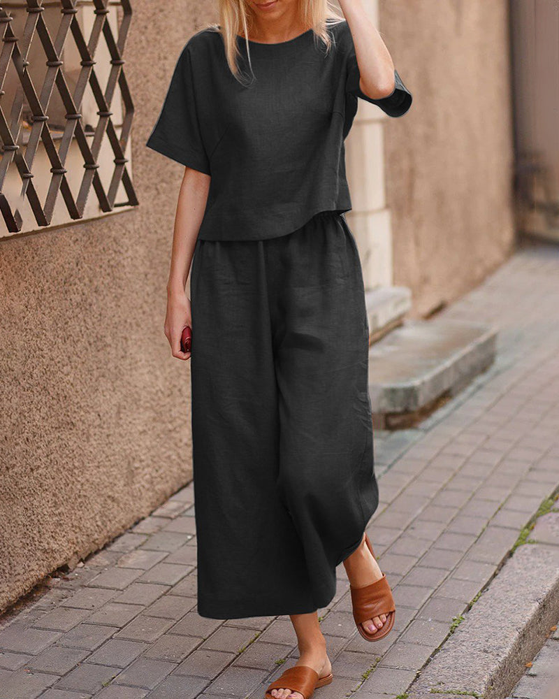 Ensemble lounge deux pièces Lara de Danoir Paris, haut et pantalon confortables en tissu doux, couleur neutre.