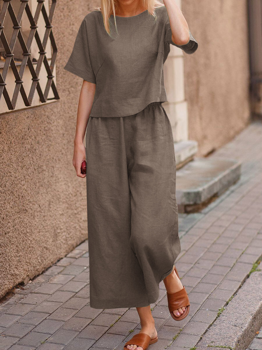 Ensemble lounge deux pièces Lara de Danoir Paris, en caramel, avec haut et pantalon confortables, porté par un mannequin.