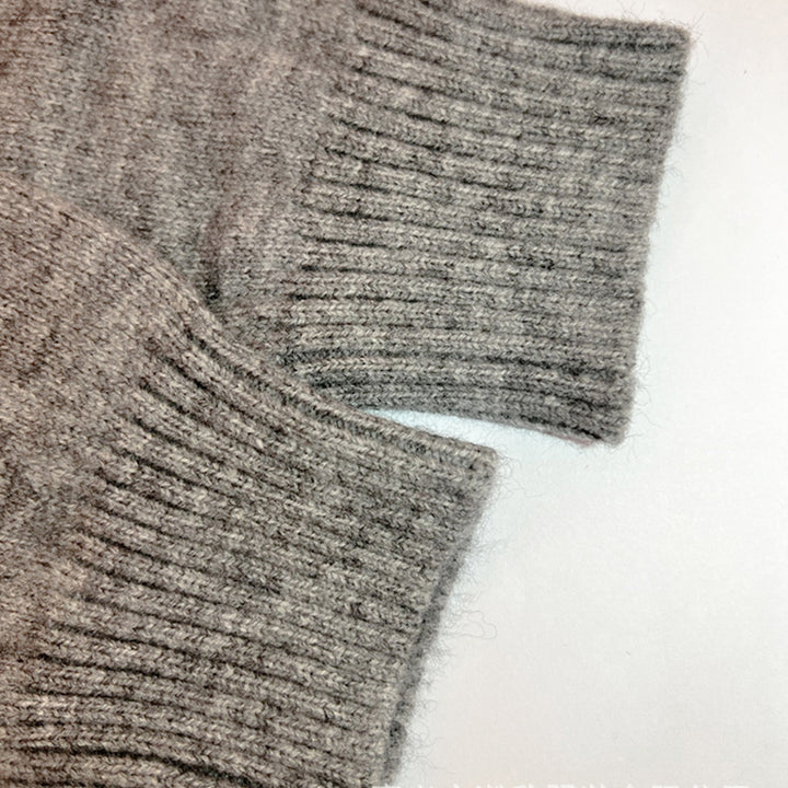 Cardigan chic et confortable Milou de Danoir Paris, en marron, porté avec manches longues et col rond.
