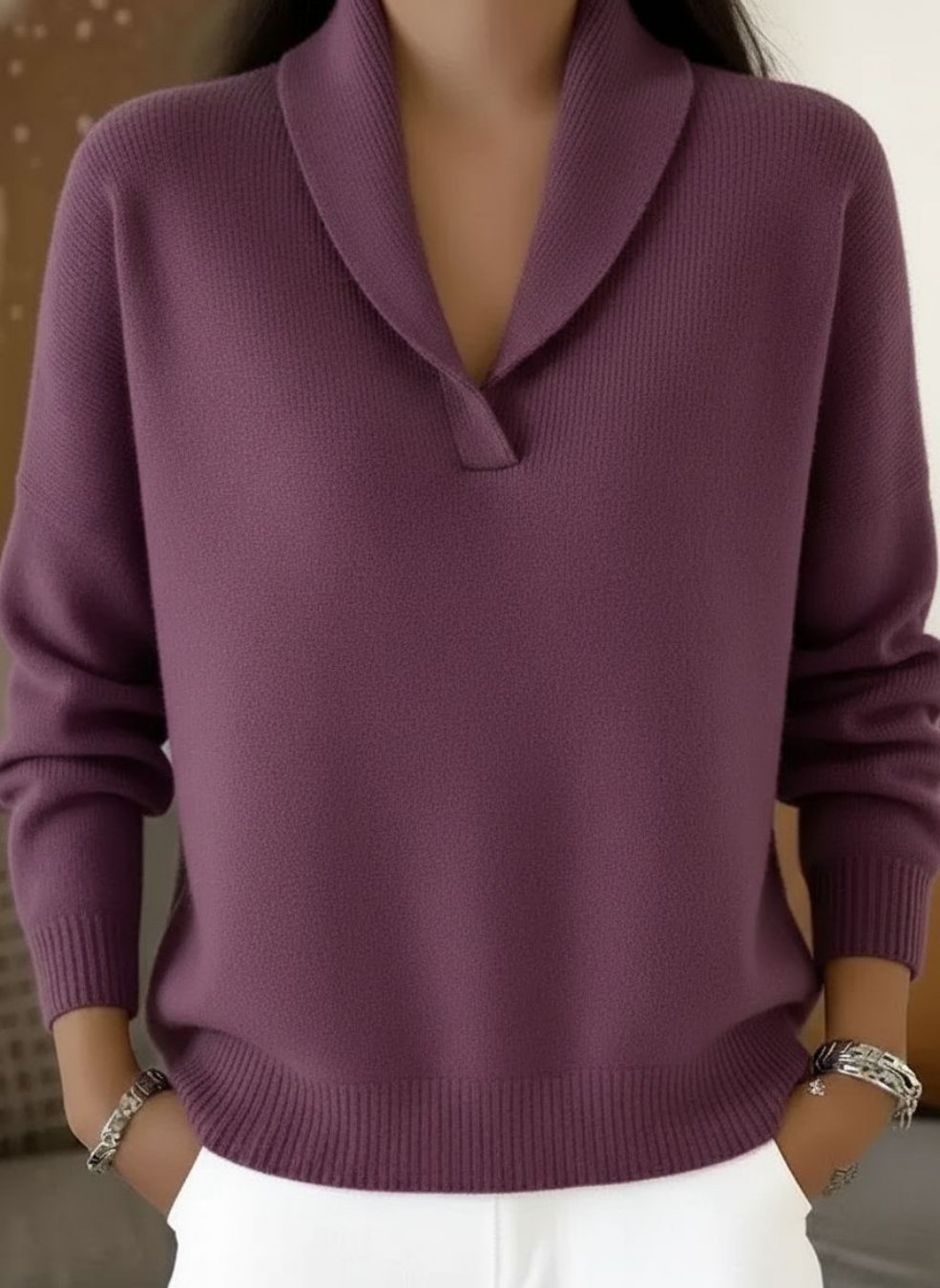 Pull à col en V Harper Lane™ de Danoir Paris, en maille douce, porté en style décontracté.