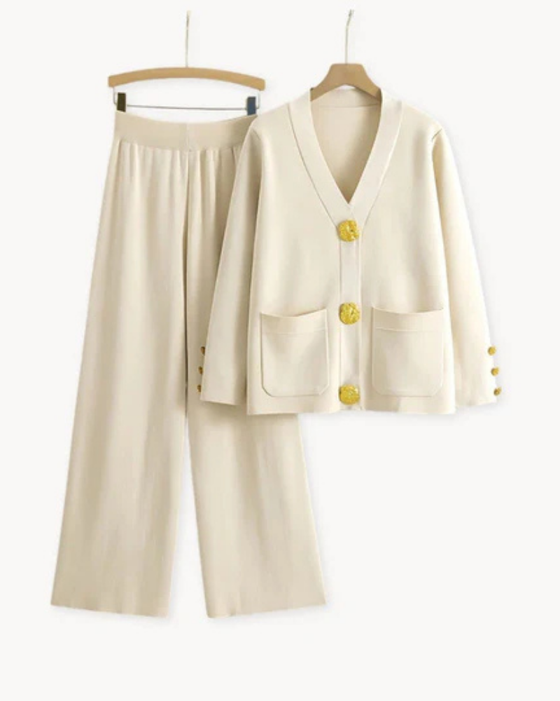 Ensemble tricot élégant Celeste de Danoir Paris, cardigan et pantalon en maille douce, porté sur mannequin, couleur neutre.
