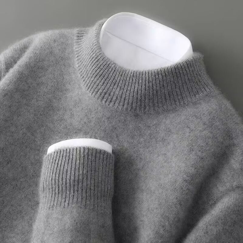 Pull en cachemire crème Claude de Danoir Paris, élégant, porté sur mannequin, détail du tissu doux et finition raffinée.