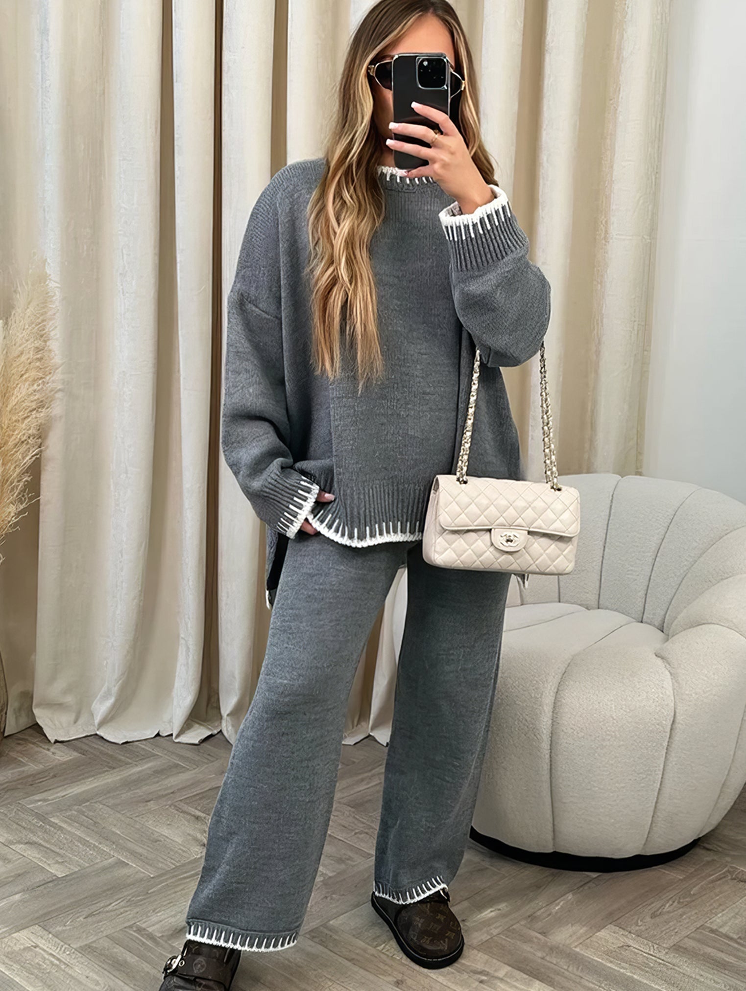 Ensemble hiver chic et confortable Anaïs pour femmes, par Danoir Paris, comprenant un pull et un pantalon doux.