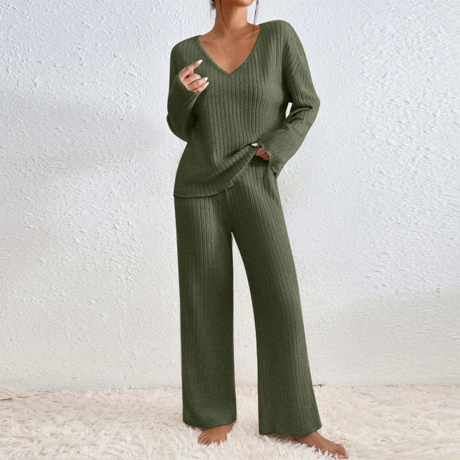 Ensemble décontracté Émilie de Danoir Paris, composé d’un haut et d’un pantalon en tricot doux, porté par une femme.