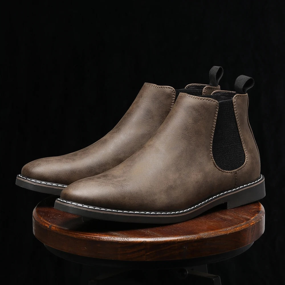 Bottes Chelsea Danoir Paris™ en cuir noir avec semelle épaisse, style élégant et moderne, vue de face sur fond neutre.