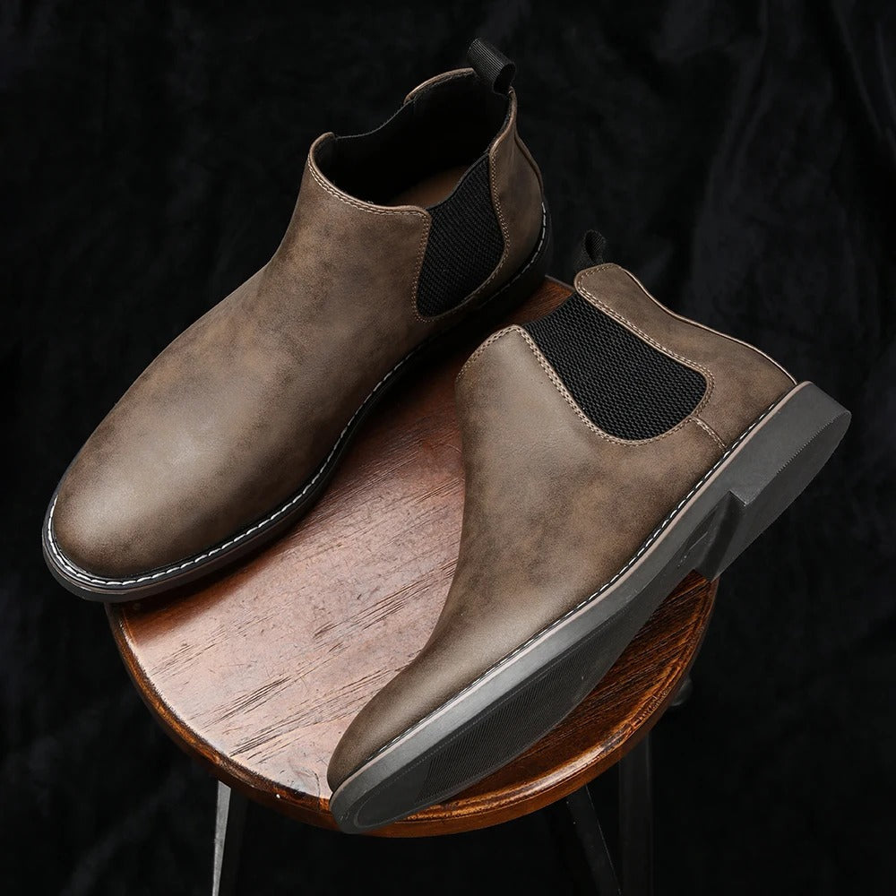 Bottines Chelsea Danoir Paris en cuir noir avec talons, fermeture élastique et semelle résistante, vues de face.