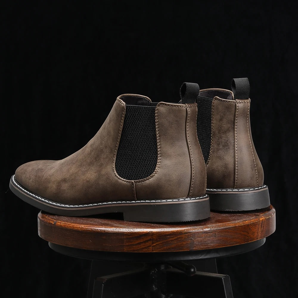 Bottes Chelsea Danoir Paris, en cuir noir avec semelle en caoutchouc, style élégant et classique, vue de face.
