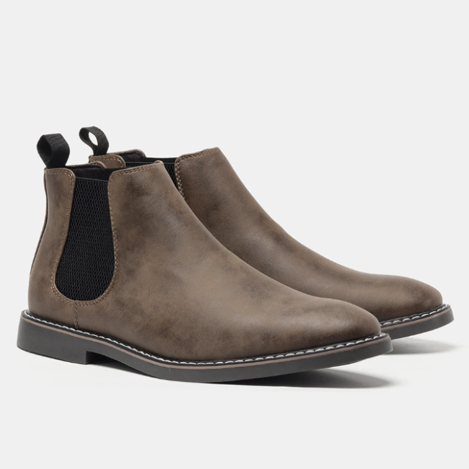 Chaussures Chelsea Danoir Paris™ en cuir noir avec semelle en caoutchouc, style élégant et moderne.