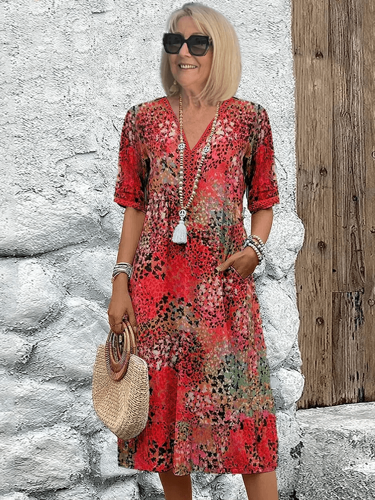 Robe d'été Skyler de Danoir Paris en tissu bleu océan, style décontracté, portée avec manches courtes et coupe fluide.
