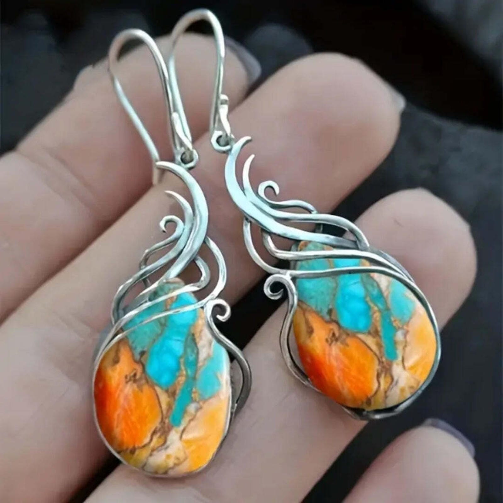 Boucles d'oreilles pendantes en pierres précieuses bleues et orange de la marque Danoir Paris