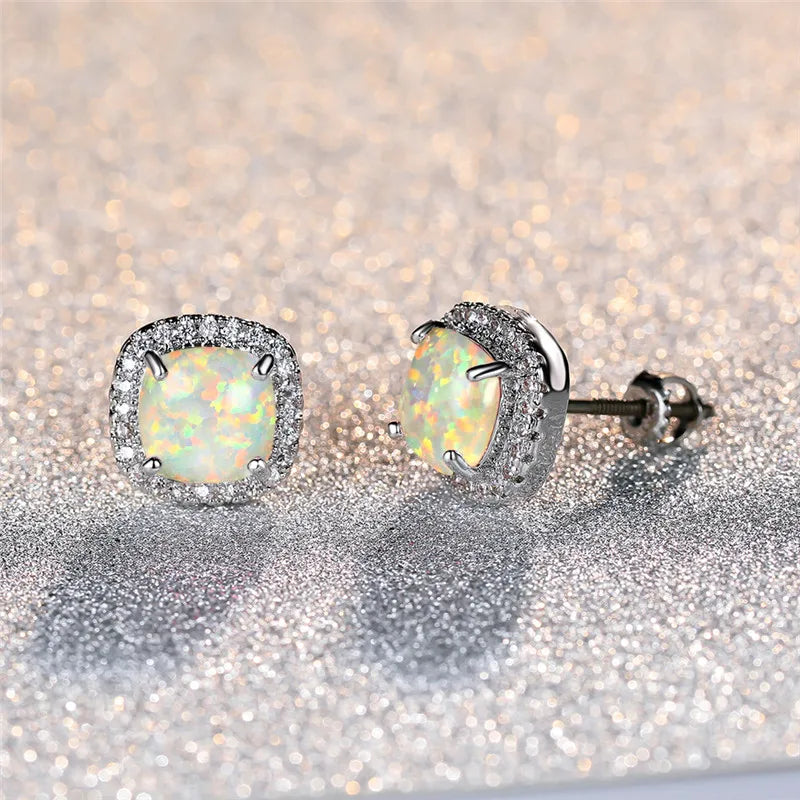 Boucles d'oreilles en argent avec opale de feu blanche ronde, élégantes et sophistiquées, signées Danoir Paris.