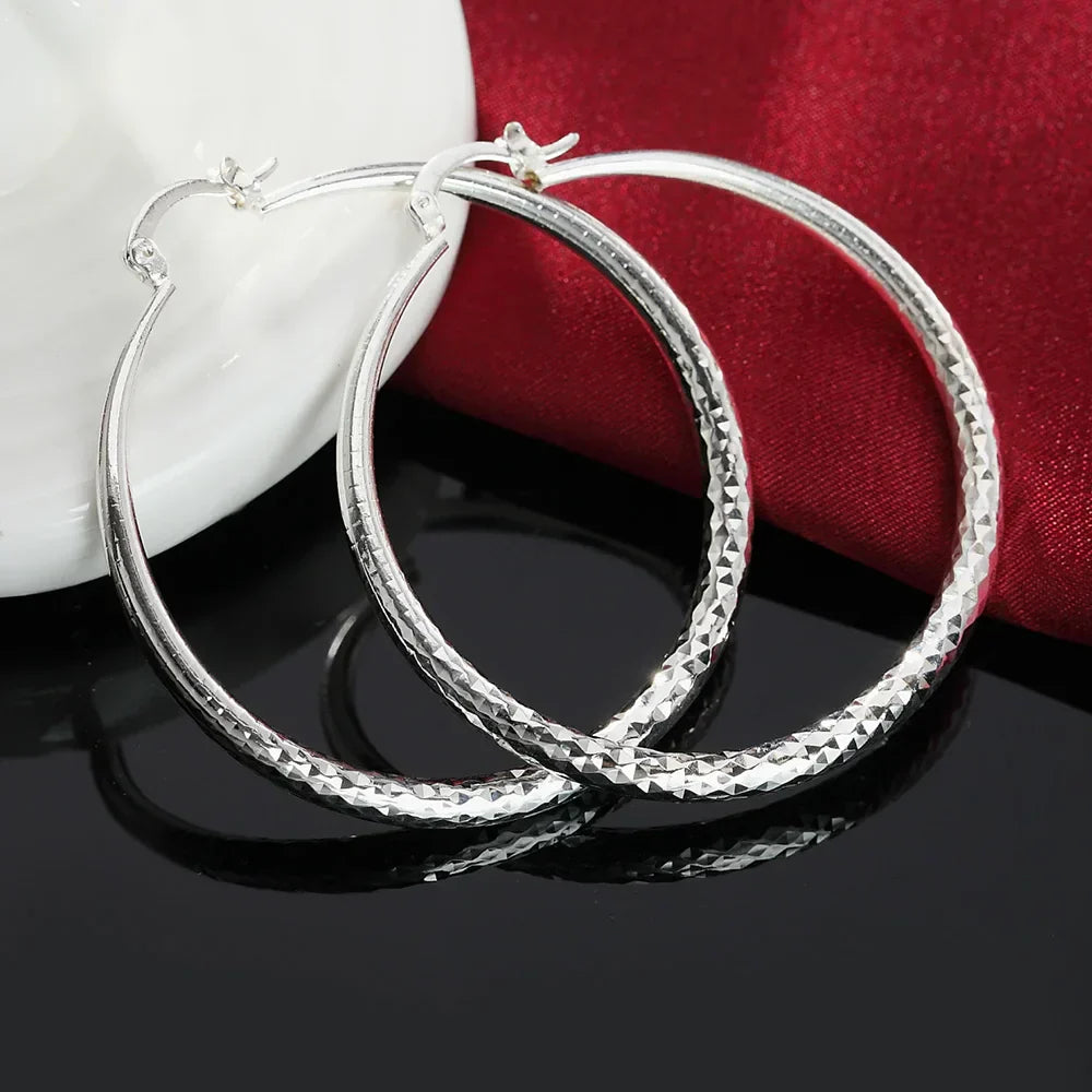 Boucles d'oreilles en argent sterling Danoir Paris avec design élégant et finition brillante, visibles sur l'image.